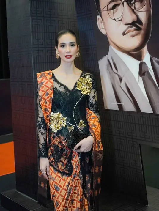 Marsha Timothy padukan kebaya hitam dengan kain batik oranye sebagai rok dan selendang [@biyanofficial]