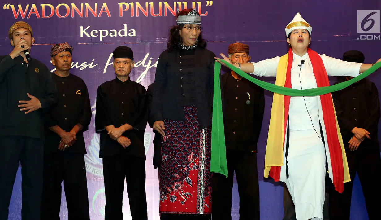 Menteri Susi Pudjiastuti mengikuti prosesi pemakaian baju adat Sunda oleh Masyarakat Adat Jawa Barat di Jakarta, Rabu (19/3). Dalam acara itu, Susi mendapat gelar kehormatan sebagai Wadonna Pinunjul atau wanita berprestasi. (Liputan6.com/Johan Tallo)