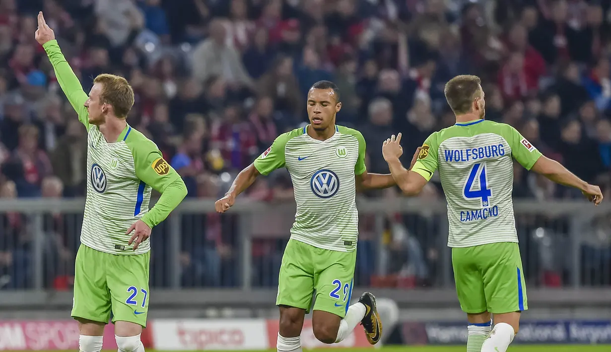 Gelandang VfL Wolfsburg, Maximilian Arnold, melakukan selebrasi usai mencetak gol ke gawang Bayern Munchen pada laga Bundesliga, di Stadion Allianz, Kamis (22/9/2017). Bayern Munchen ditahan imbang 2-2 oleh VfL Wolfsburg. (AFP/Guenter Schiffmann)