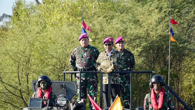 Menkopolhukam Mahfud Md bersama Panglima TNI Laksamana Yudo Margono menyaksikan secara langsung puncak Manuver Lapangan (Manlap) Latihan Gabungan (Latgab) TNI tahun 2023.