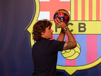 Antoine Griezmann berpose saat pemotretan di Barcelona, Spanyol, Sabtu (13/7/2019). Antoine Griezmann telah resmi bergabung dengan Barcelona. (AP Photo/Emilio Morenatti)
