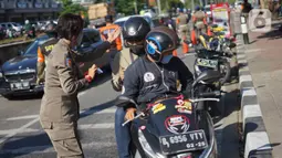 Petugas Satpol PP memeriksa pengendara motor saat operasi kepatuhan disiplin masker di kawasan Waduk Sunter, Jakarta, Selasa (8/9/2020). Operasi yang rutin diadakan setiap hari tersebut dilakukan guna menekan penyebaran COVID-19. (Liputan6.com/Immanuel Antonius)