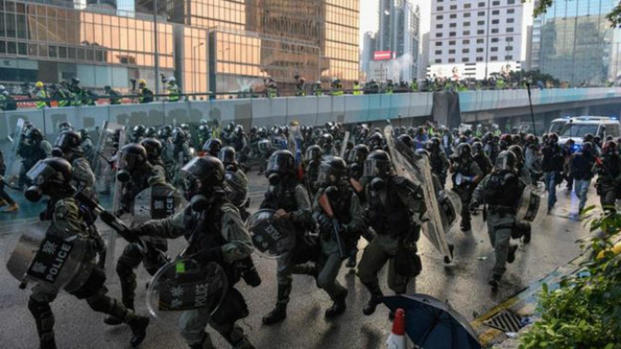 Polisi anti huru hara bergerak membubarkan demonstran pro demokrasi Hong Kong pada aksi protes terbaru akhir pekan, Minggu 15 September 2019 (AFP)
