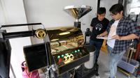 Coffee Roaster mengisi form sebelum proses penyangrai atau roasting biji kopi di Mula Kopi Nusantara, BSD, Tangerang Selatan,  Selasa (25/02/2020). Coffee roasting merupakan proses yang akan mempengaruhi kualitas aroma dan rasa dari kopi. (Liputan6.com/Fery Pradolo)