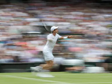 Petenis Inggris Raya, Andy Murray saat mengembaikan bola ke arah lawannya dari Kazakhstan, Alexander Bublik pada babak pertama Wimbledon 2017 di The All England Lawn Tennis Club, Wimbledon, London, (3/7/2017). AFP/Adrian Dennis)