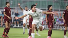 Pemain Timnas Indonesia Mitchell Baker melakukan selebrasi usai mencetak gol ke gawang Kamboja pada laga Grup A Piala AFF 2026 di Stadion Pakansari, Bogor, Senin (27/7/2026). Penyerang berusia 19 tahun itu mencetak hattrick pada laga debutnya bersama Skuad Garuda dan membawa Indonesia meraih kemenangan 5-1 atas Kamboja. (KLY/ Budy Santoso)