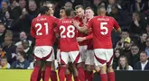 Para pemain Nottingham Forest melakukan selebrasi setelah Elliot Anderson mencetak gol ke gawang Tottenham Hotspur dalam laga lanjutan Liga Inggris 2024/2025 di Tottenham Hotspur Stadium, London, Inggris, Selasa (22/04/2025). (AP Photo/Dave Shopland)