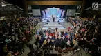 Motivator Tung Desem Waringin mengajak peserta mengangkat tangan saat berbagi pengalaman hidup dalam Emtek Goes To Campus (EGTC) 2018 di Universitas Gadjah Mada (UGM), Yogyakarta, Kamis (18/10). (Liputan6.com/Herman Zakharia)