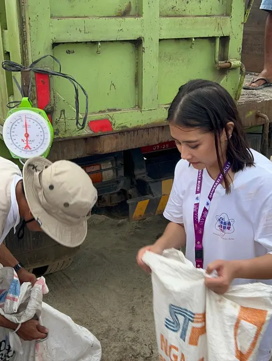 Tidak hanya membersihkan sampah  di pinggir pantai, tapi juga memberikan tempat sampah kepada para warung sekitar.  [Instagram/prillylatuconsina96]