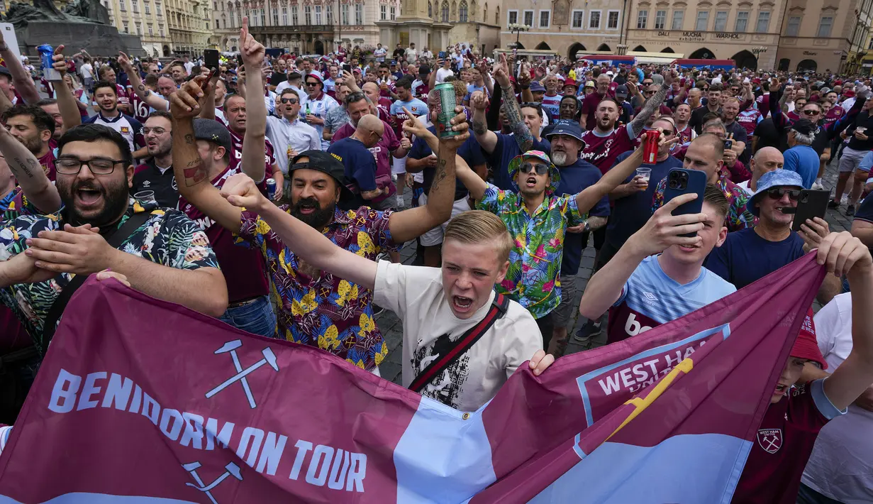 Sejumlah pendukung West Ham memadati Old Town Square menjelang laga final UEFA Conference League 2022/2023 di Praha, Republik Ceska, Rabu (07/06/2023). (AP Photo/Darko Bandic)