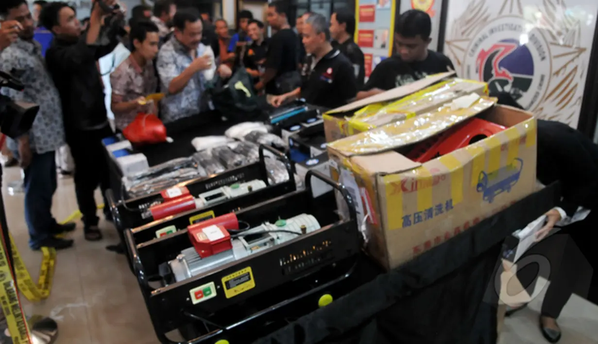 Polisi mengamankan barang bukti berupa mesin diesel dari tersangka pengedar sabu di kawasan Cawang, Jakarta, Jumat (20/2/2015). (Liputan6.com/Johan Tallo)