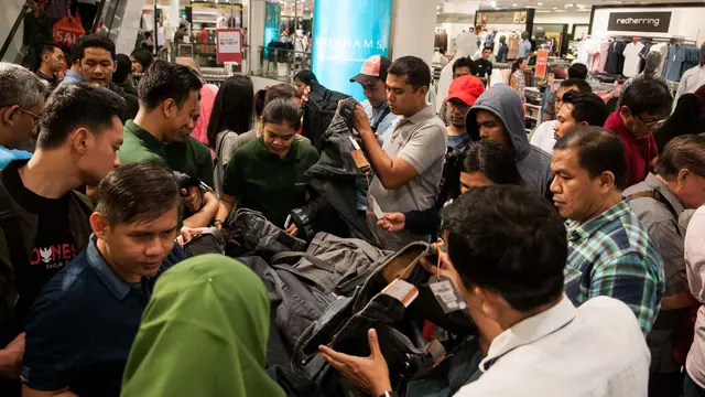 Senayan City ikut serta dalam program tahunan Festival Jakarta Great Sale 2017 dengan mengadakan midnight sale. Berikut keseruannya. (Liputan6.com/Gempur M Surya)