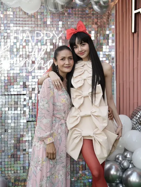 Tak kalah cantik dengan sang putri, Chitthip Bruschweiler berpose di samping Lisa yang sedang berulang tahun. Dalam balutan dress lengan panjang, Chitthip Bruschweiler tampak ayu dengan nuansa warna merah muda dan motif floral pada busananya. Foto: Instagram.