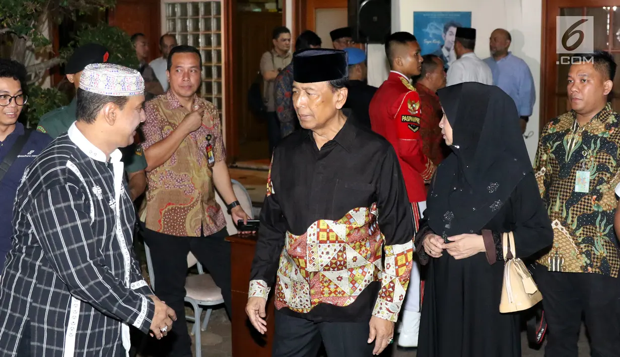 Menkopolhukam Wiranto tiba melayat ke rumah duka Presiden RI ke-3 BJ Habibie di Patra Kuningan, Jakarta, Rabu (11/9/2019). BJ Habibie wafat pada hari Rabu (11/9) di usia 83 tahun dan akan dimakamkan pada hari Kamis di TMP Kalibata setelah salat Dzuhur. (Liputan6.com/Angga Yuniar)