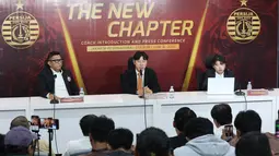 Presiden Persija Jakarta, Mohamad Prapanca, bersama Shin Tae-yong dalam konferensi pers di Jakarta International Stadoum (JIS), Jakarta Utara, pada Senin (8/6/2026). (Bola.com/M Iqbal Ichsan)