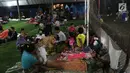 Warga korban Tsunami Anyer mengungsi di lapangan futsal Labuan, Banten, Minggu (23/12). Akibat adanya pengungsi, petugas medis dan Dinas Sosial dikerahkan untuk menangani pengungsi. (Liputan6.com/Angga Yuniar)