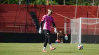 Kiper Dewa United, Sonny Stevens ketika sesi latihan&nbsp;di Stadion GOR H. Agus Salim, Padang pada Kamis (15/08/2025). (Dok.Dewa United)
