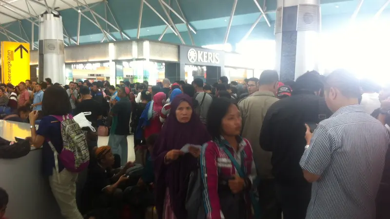 Antrian Panjang Depan Loket Refund Tiket Pesawat Lion Air