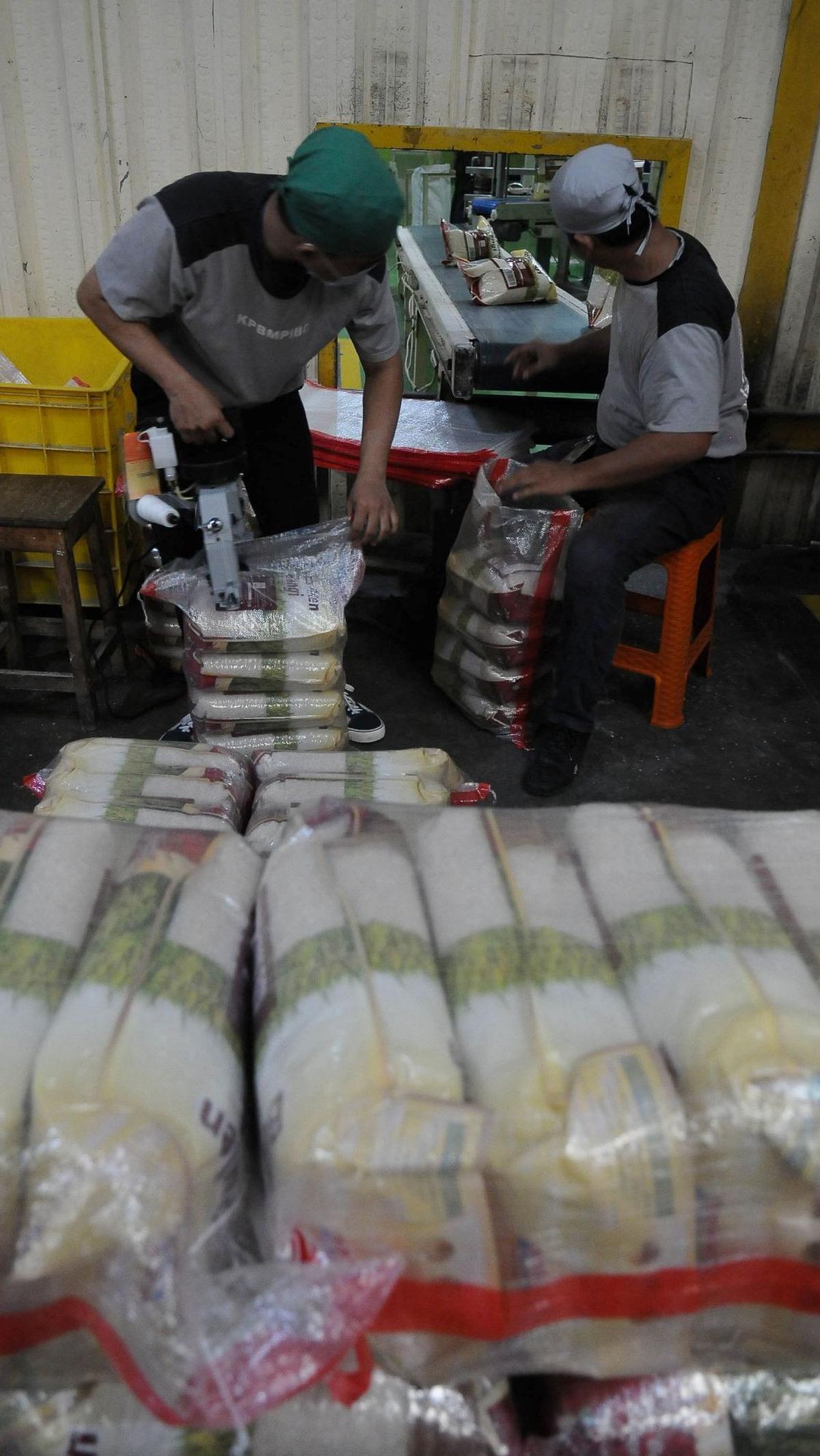 Hal tersebut dapat dilihat dari stok beras yang adal di Pasar Induk Cipinang ini.&nbsp;Foto: merdeka.com / Imam Buhori<br>