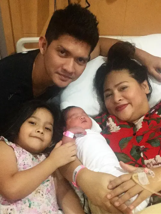 Beberapa foto yang diambil dari instagram story Audy Item. Tampak bayi cantik anak keduanya besar dan panjang. Anak kedua pasangan ini diberi nama Aneska Layla Putri Uwais. (Instagram/stevi.item)