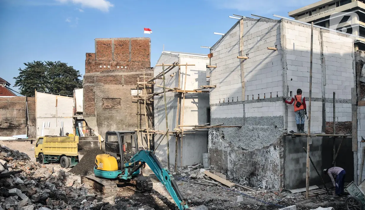 Aktivitas pekerja saat menyelesaikan proyek pembangunan Kampung Gembira Gembrong, Cipinang Besar Utara, Jakarta Timur, Senin (1/8/2022). Wali Kota Jakarta Timur Muhammad Anwar mengungkapkan progres revitalisasi Kampung Gembira Gembrong saat ini telah mencapai 50 persen. Sebanyak 76 unit rumah telah dibangun dari target 136 unit yang dikhususkan untuk warga korban kebakaran Pasar Gembrong. (merdeka.com/Iqbal S. Nugroho)