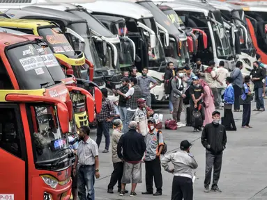 Calon penumpang saat menunggu keberangkatan bus di Terminal Kampung Rambutan, Jakarta, Selasa (4/5/2021). Jelang pemberlakukan larangan mudik, jumlah penumpang di Terminal Kampung Rambutan yang menggunakan bus AKAP melonjak hingga 30 persen sejak awal Mei 2021. (merdeka.com/Iqbal S. Nugroho)