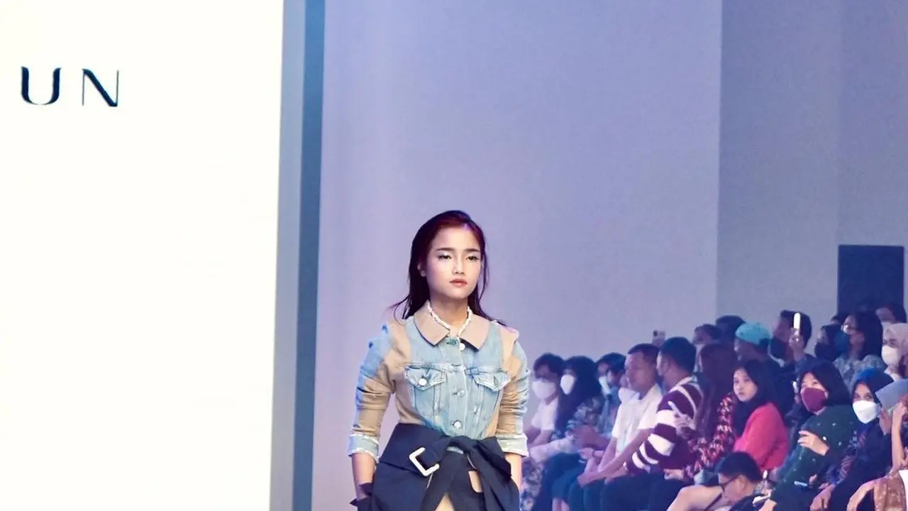 Fuji tampil di catwalk JFW 2023 (Foto: Instagram fuji_an)