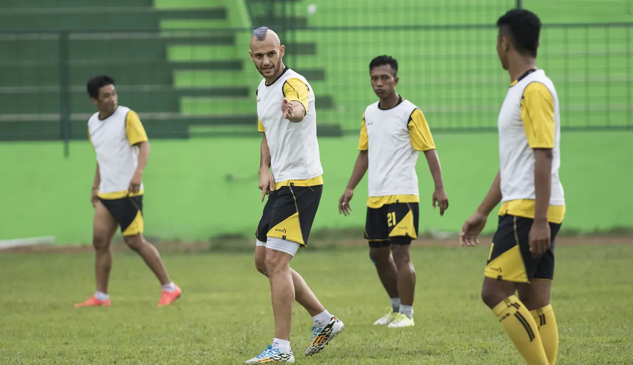 Bek Arema Cronus, Kiko Insa, berlatih jelang laga menghadapi Sriwijaya FC pada Piala Jenderal Sudirman di Stadion Gajayana, Malang, Jumat (20/11/2015). (Bola.com/Vitalis Yogi Trisna)