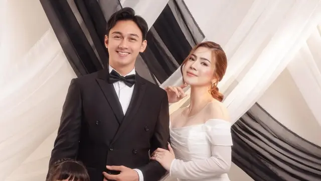Gaya Felicya Angelista & Caesar Hito di Pemotretan Keluarga Terbaru, Bak Prewedding Elegan Bersama Dua Putri