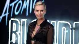 Aktris Charlize Theron berpose saat menghadiri pemutaran film terbarunya "Atomic Blonde" Fitur Fokus di Los Angeles, California (24/7). Charlize Theron tampil seksi dengan busana transparan dengan aksesoris kalung perak. (AFP Photo/Neilson Barnard)