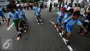 Sejumlah murid sekolah dasar mengikuti balap bakiak dalam festival  permainan tradisional rakyat Maluku didepan Balai Kota Ambon, Maluku, Senin (7/2). Festival tersebut diselenggarakan untuk memperingati Hari Pers Nasional. (Liputan6.com/Faizal Fanani)