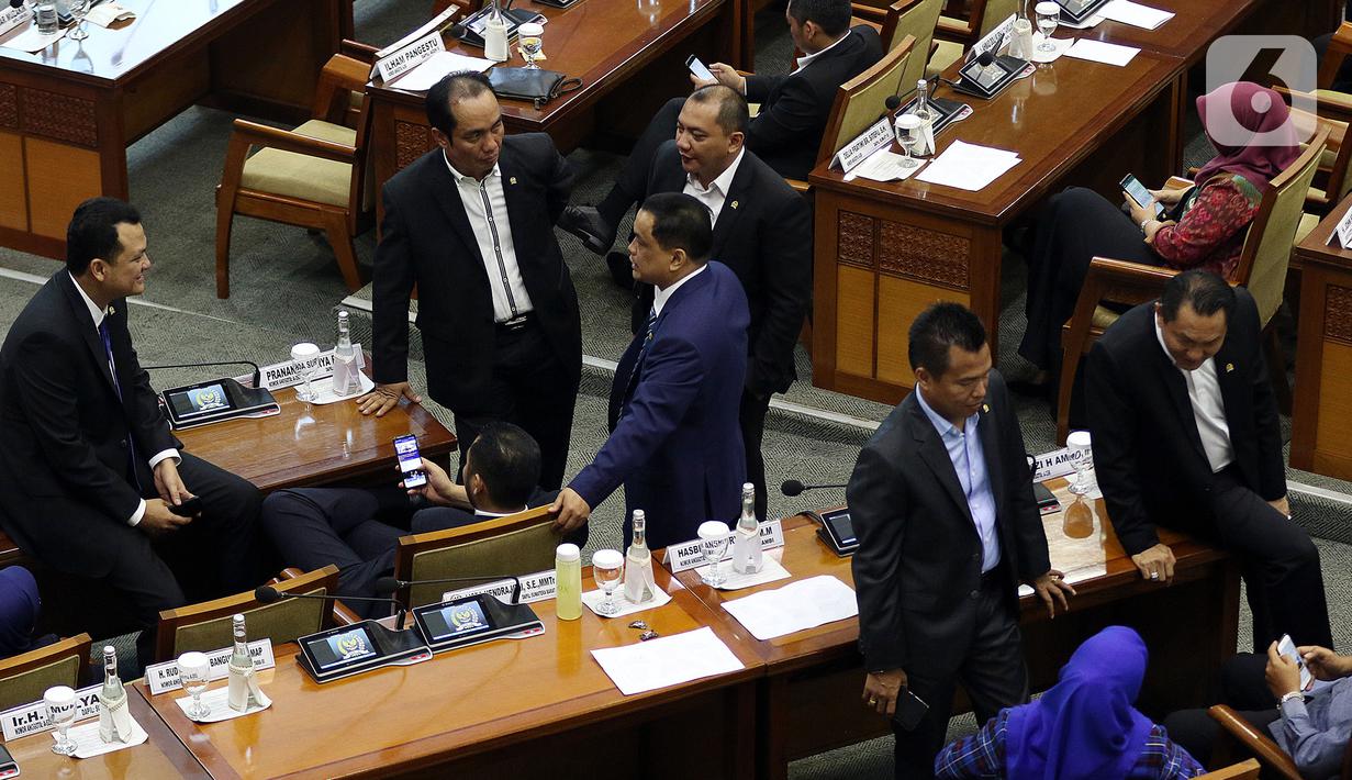 Sejumlah anggota dewan duduk di meja menunggu mulainya Sidang Paripurna ke-3 Masa Persidangan I Tahun Sidang 2019-2020, di Kompleks Parlemen, Senayan, Jakarta, Selasa (22/10/2019). Sidang Paripurna tersebut membahas beberapa Agenda. (Liputan6.com/Johan Tallo)