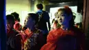 Model cilik menunggu di belakang panggung sebelum menampilkan kreasi dari koleksi Jinshangyuyi karya desainer Wang Cong selama China Fashion Week di Beijing pada Kamis (9/9/2021). Gelaran pekan mode tersebut tetap digelar di tengah pandemi corona covid-19. (Giok GAO / AFP)