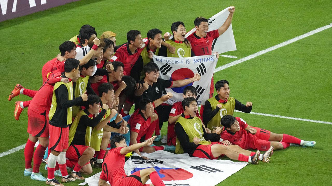 Timnas Korea Selatan merayakan kemenangan atas Portugal di Piala Dunia 2022. (AP Photo/Darko Bandic)