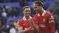 Pemain Liverpool, Trent Alexander-Arnold (kiri) merayakan kemenangan bersama Virgil van Dijk setelah laga lanjutan Liga Inggris 2024/2025 melawan Leicester City di King Power Stadium, Leicester, Inggris, Sabtu (20/04/2025) waktu setempat. (AP Photo/Rui Vieira)