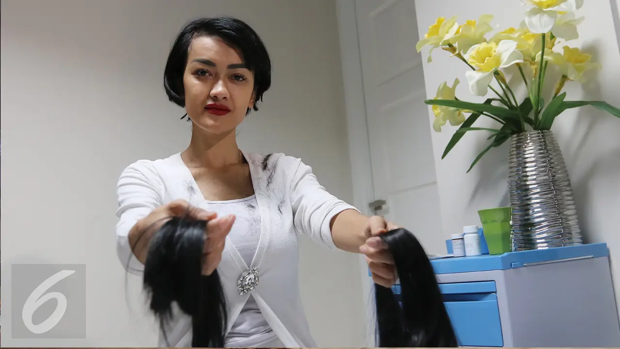 20160225-Potong Rambut, Julia Perez Tak Kuasa Menahan Tangis