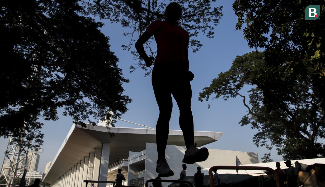 Siluet dari atlet lompat jauh Indonesia, Maria Londa, melompat saat latihan di Stadion Madya Senayan, Jakarta, Selasa (8/5/2018). Latihan ini merupakan persiapan jelang Asian Games XVIII. (Bola.com/Vitalis Yogi Trisna)