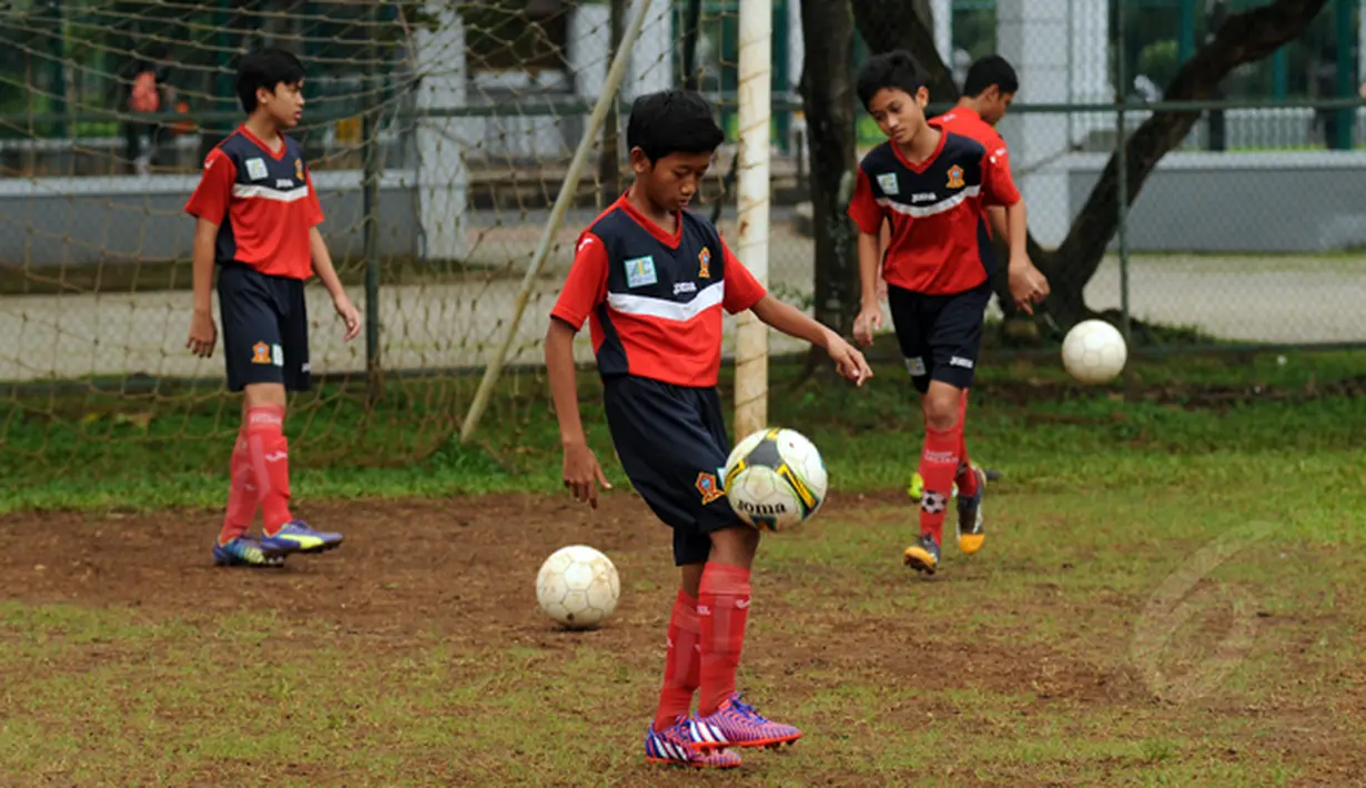 Beberapa anak berlatih bola di Sekolah Sepak Bola (SSB) ASIOP Apacinti di Lapangan A Senayan, Jakarta, Jumat (20/2/2015). (Liputan6.com/Helmi Fithriansyah)
