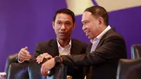 Wakil Ketua PSSI, Zainudin Amali, berbincang dengan Sekjen PSSI 2021-2023 Yunus Nusi usai Kongres Luar Biasa (KLB) PSSI di Hotel Shangri-La, Jakarta Pusat, Kamis (16/2/2023). Yunus Nusi mundur sebagai Sekjen periode 2023-2027. (Bola.com/M Iqbal Ichsan)