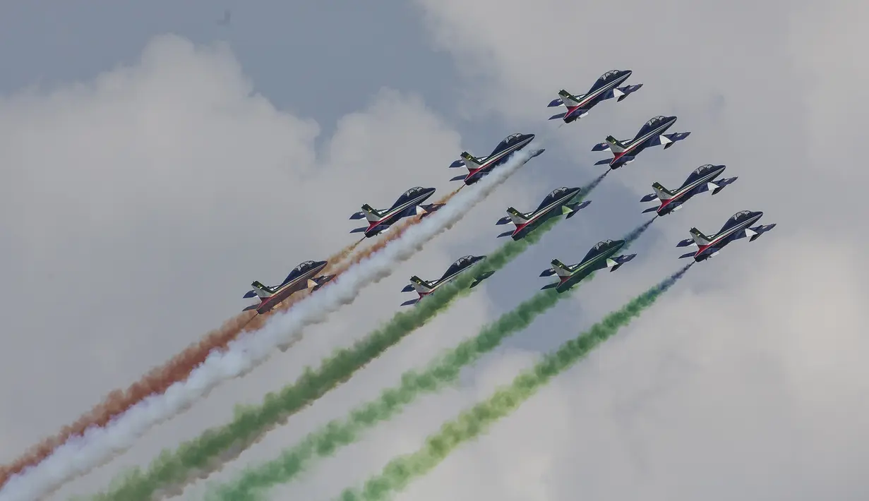 Asap aneka warna menghiasi langit saat atraksi pertunjukkan udara "Airpower 16" di Zeltweg, Austria, Jumat (2/9). (AFP Photo/Erwin Scheriau)