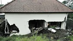 Tembok sebuah rumah mengalami rusak parah akibat tanah longsor yang menimpa Kecamatan Kintamani, Bali, Jumat (10/2). Hujan deras sepanjang Kamis malam menyebabkan longsor di tiga desa di Kecamatan Kintamani. (STR/NATIONAL DISASTER AGENCY/AFP)