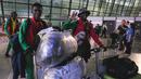 Senyum semringah ditunjukkan pemain Timnas Burkina Faso U-17 saat keluar dari Terminal 3 Bandara Soekarno Hatta, Tangerang, Banten, Rabu (1/11/2023). (Bola.com/Bagaskara Lazuardi)
