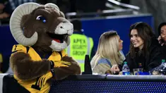Model Kendall Jenner bercanda dengan Maskot Los Angeles Rams selama paruh kedua pertandingan Los Angeles Rams dan Baltimore Ravens di Los Angeles Memorial Coliseum, California (25/11/2019). Kendall Jenner tampil cantik mengenakan jaket hitam dengan rambut terurai. (Sean M. Haffey/Getty Images/AFP)