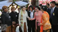 Gibran dan Selvi Sungkem ke Orangtua, Apa yang Dibisiki Jokowi?