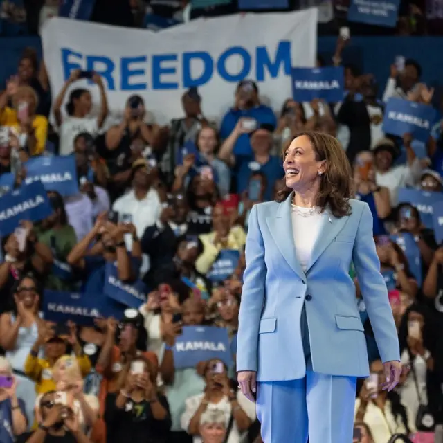 Kamala Harris tampil saat berkampanye.
