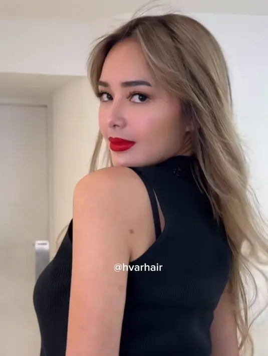 Dengan penampilan barunya ini, banyak yang memuji Amanda yang disebut terlihat semakin cantik bak barbie hidup.  [@amandamanopo]