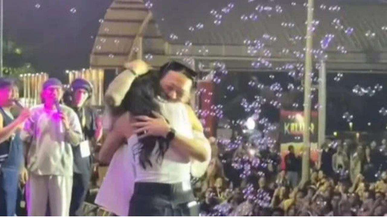 Di Depan Ribuan Orang, Erika Carlina Dilamar DJ Bravy di Panggung Synchronize Fest 2025