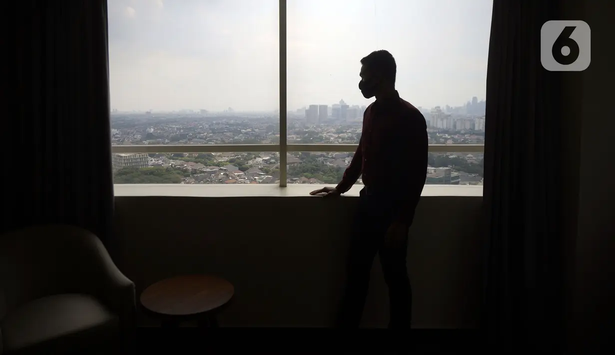 Pengunjung memandang keluar jendela kamar Hotel Grand Whiz Poins Simatupang, Jakarta, Kamis (16/04/2020). Di tengah pandemi virus corona COVID-19, hotel ini menyediakan paket isolasi mandiri selama 14 hari dengan harga Rp 6.500.000. (merdeka.com/Dwi Narwoko)