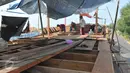Para pekerja sedang menyelesaikan pembuatan kapal nelayan di kawasan Karangsong, Indramayu, Jabar, Rabu (17/6/2015). Pembuatan kapal berkapasitas sekitar 30 grosstone tersebut dapat memakan biaya Rp 1 -3 milyar. (Liputan6.com/Herman Zakharia)