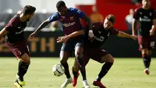 Pemain Barcelona Nelson Semedo berusaha mengontrol bola dari kawalan dua pemain AC Milan saat bertanding pada ICC 2018 di Levi's Stadium di Santa Clara, California (4/8). Milan menang tipis 1-0 atas Barcelona. (AFP Photo/Lachlan Cunningham)
